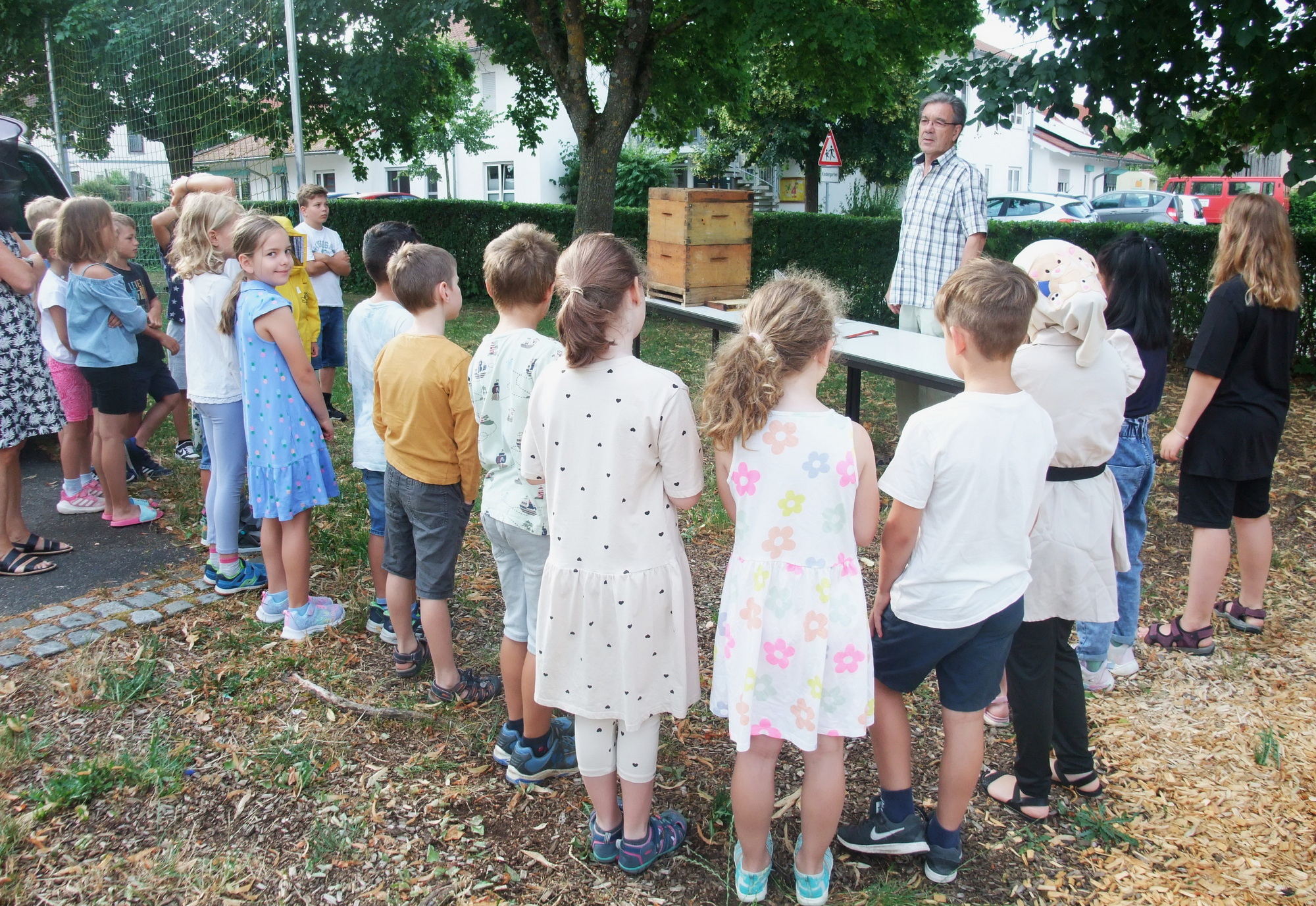 Herr Berner informiert über die Bienen